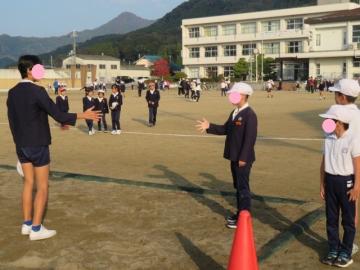 校庭でじゃんけんをする6年生と5年生の児童たちの様子