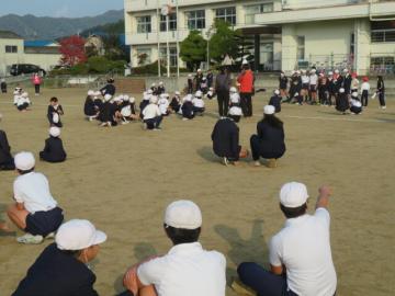 校庭で2回戦のおに役を指名する児童たちの様子