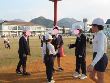 校庭で復活じゃんけんをする児童たちの様子