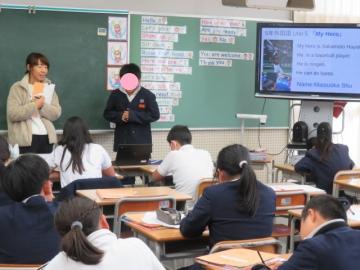 教室内で野球選手を紹介する5年生の様子