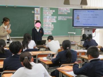 教室内でアニメのキャラクターを紹介する5年生の様子