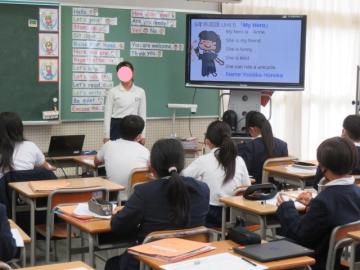 教室内で友だちの良いところを紹介する5年生の様子