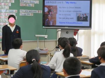 教室内でアーティストを紹介する5年生の様子