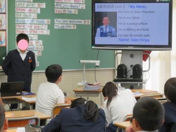 教室内でお父さんを紹介する5年生の様子