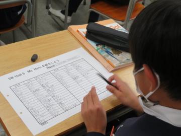 机上でスピーチを聞き取りメモを記入する5年生の様子