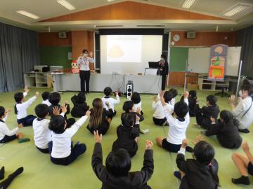 うんちクイズに挑戦する様子です。