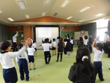 おなか元気体操をしている様子です。