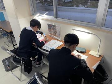 学習コーナーで勉強する生徒のようす