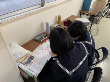 学習コーナーで勉強する生徒のようす2