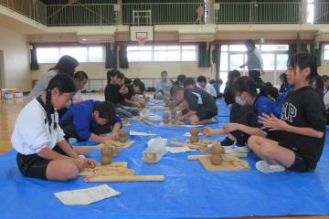 5年生が粘土をこねている様子