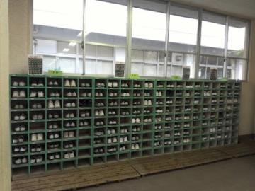 緑学年の下駄箱のようす