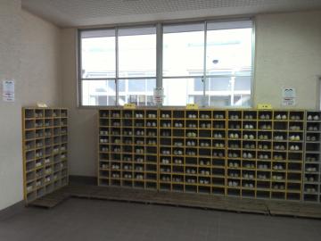 黄色学年の下駄箱のようす