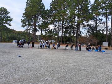 ペットボトルロケットを広場で準備　遠くに飛ばせるかな。