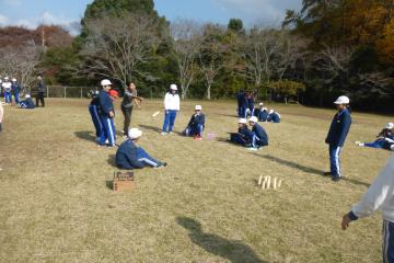 グループに分かれてモルック大会　力が入ります。