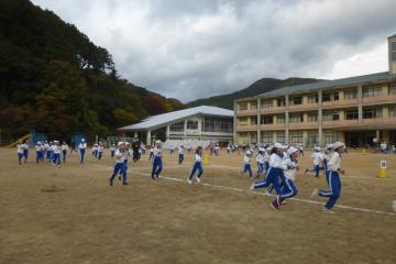 5分間走　全校生が走ります。