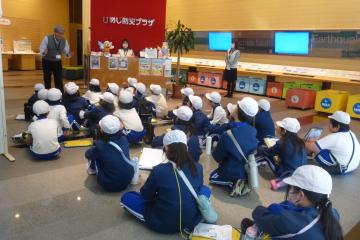 ひめじ防災プラザ　係の方から説明を聞いています。