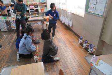 2年生がおもちゃの使い方を説明している様子