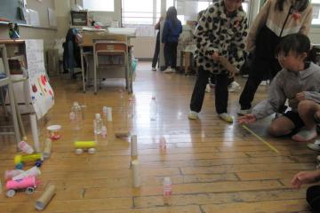 2年生がおもちゃを使って楽しんでいる様子