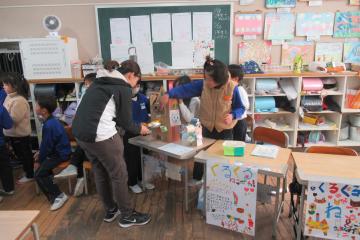 2年生がおもちゃの遊び方を説明している様子