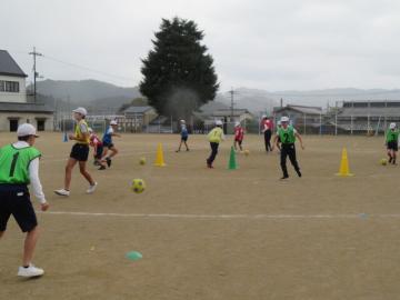 ドリブルとパス練習のようす