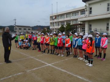 お礼のあいさつをする6年生