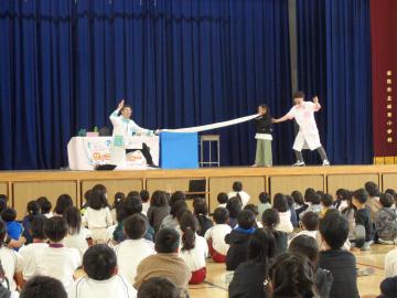 息で袋を膨らませています