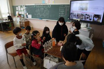 水の入ったペットボトルが勉強机の上に並んでいます