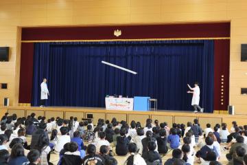 袋を軽く飛ばしています