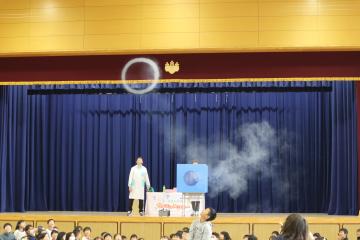 空気の輪っかが飛んでいきます