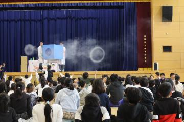 空気の輪っかが次々と飛んでいる