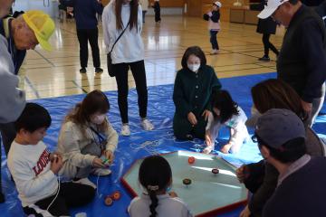 体育館でこまを回しています