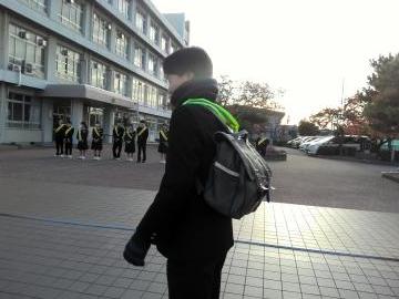 ネックウォーマーと手袋をしている男子