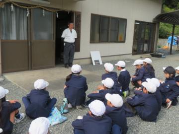 工房前で明珍宗裕氏と挨拶する4年生の様子