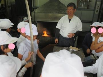 工房内で日本刀の刀紋を見学する4年生の様子