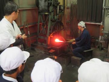 工房内で熱した玉鋼を叩く様子