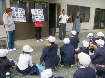 工房前で宗裕氏に質問をする4年生の様子