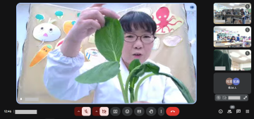 小松菜を紹介する栄養教諭の様子