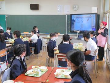教室内での6年生の給食の様子