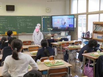 教室内での5年生の給食の様子