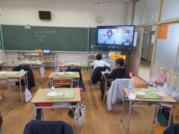 おかわりのため人がいなくなった3年教室