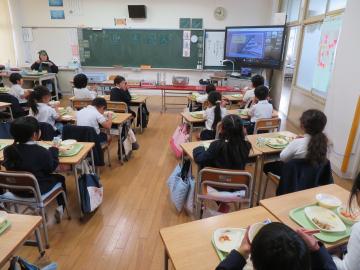 教室内での1年生の給食の様子