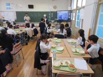 教室内での2年生の給食の様子