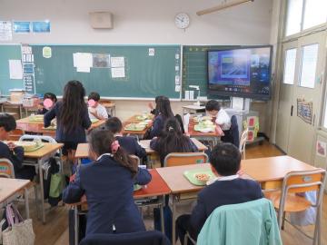 教室内での4年生の給食の様子