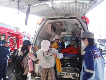 職員から救急車の説明を受ける児童たちの様子