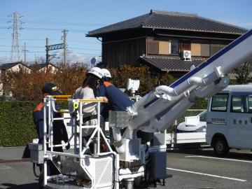 梯子車に乗り込む児童たちの様子