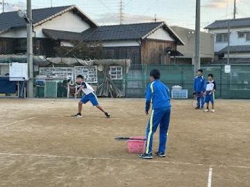 男子テニス部の1年生が練習しているようす