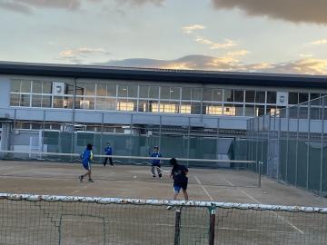 女子テニス部の1年生が練習しているようす