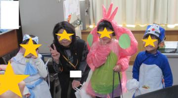 仮装をした子ども達と校長先生と一緒に記念撮影
