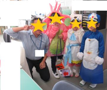 仮装した子ども達と教頭先生と一緒に記念撮影