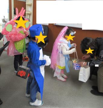 校長先生からお菓子をもらう子ども